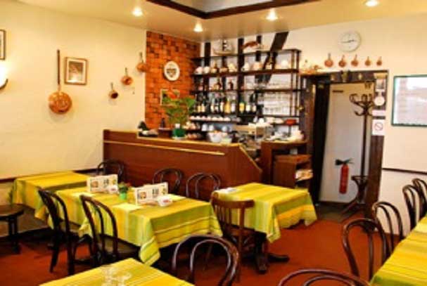 Salle de la crêperie restaurant Aux Ducs de Bourgogne 30 rue de Bourgogne 75007 à Paris 7